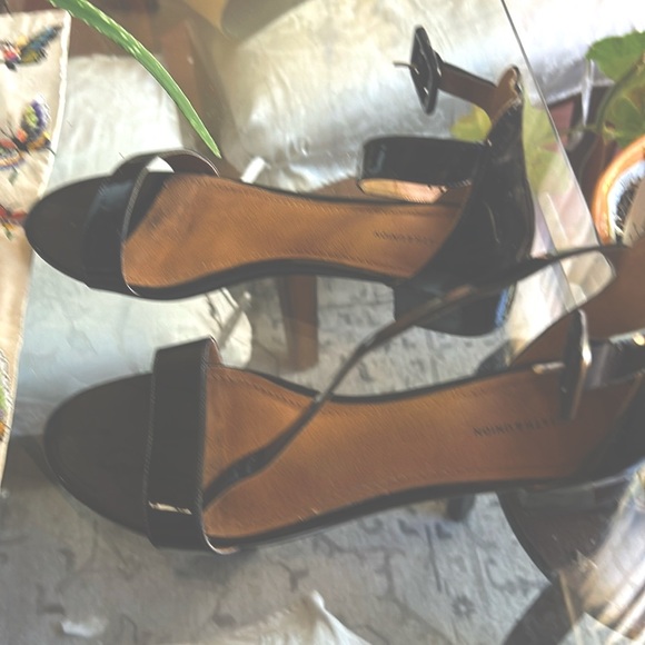 Gorgous black patent leather sandals for all occasion 9 barely worn name brand - Picture 3 of 7